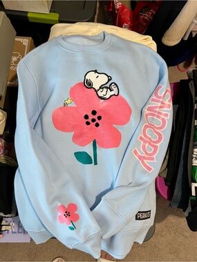 Peanuts Freeze Max Light Blue Crewneck with Pink Flower & Snoopy Graphic